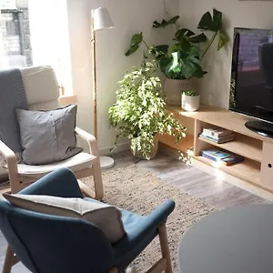 Contemporary 2 Minutes From Station Aberdeen